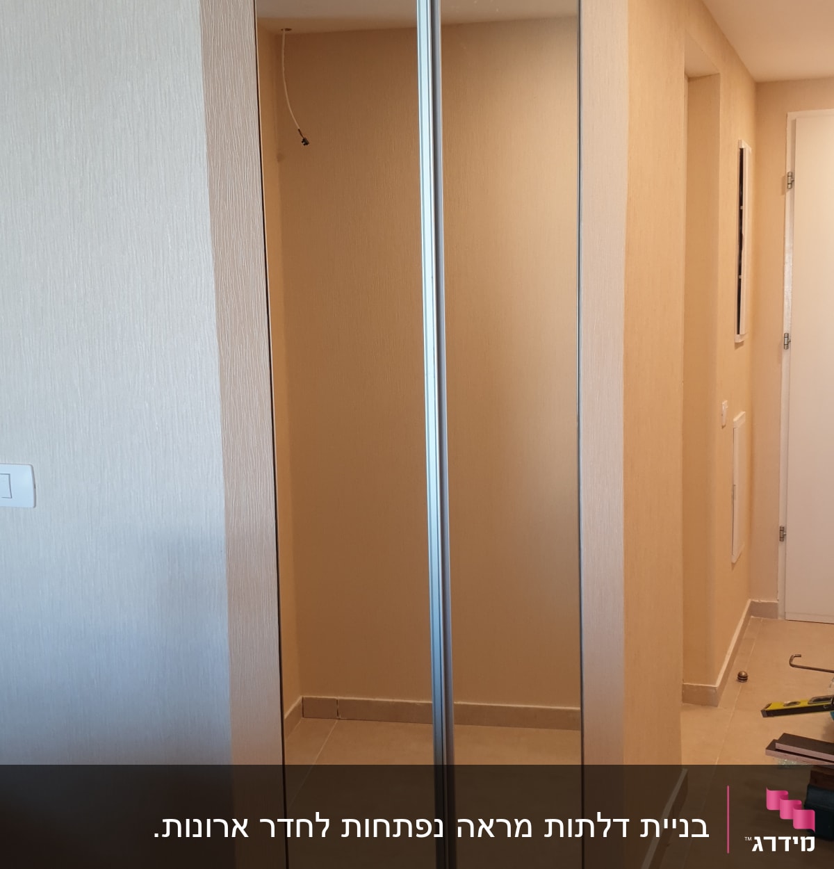 מראה עם מסגרת מתכת מותקנת בקיר